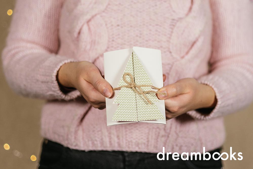 Aprende a transformar um Voucher Álbum de Fotos num presente de Natal especial com o auxílio de 4 modelos de cartões.